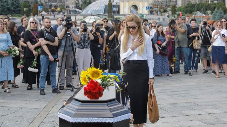 Ucranianos, parentes e amigos participam da cerimônia de despedida da falecida jornalista ucraniana Victoria Roshchyna na Praça da Independência, no centro de Kiev, Ucrânia, em 8 de agosto de 2025, em meio à invasão russa. Roshchyna desapareceu na Ucrânia controlada pela Rússia em agosto de 2023 e morreu em cativeiro na Rússia em 19 de setembro de 2024, de acordo com a Repórteres Sem Fronteiras (RWB), citando uma carta do Ministério da Defesa russo recebida por sua família em outubro de 2024. As circunstâncias de sua morte ainda estão sob investigação. EPA/SERGEY DOLZHENKO