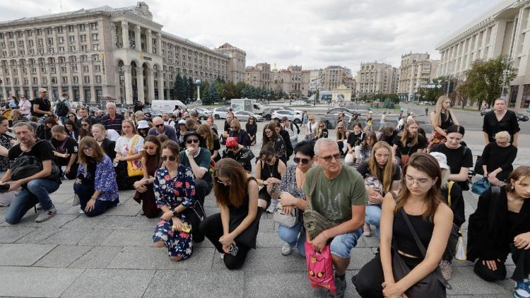 Ucranianos, parentes e amigos participam da cerimônia de despedida da falecida jornalista ucraniana Victoria Roshchyna na Praça da Independência, no centro de Kiev, Ucrânia, em 8 de agosto de 2025, em meio à invasão russa. Roshchyna desapareceu na Ucrânia controlada pela Rússia em agosto de 2023 e morreu em cativeiro na Rússia em 19 de setembro de 2024, de acordo com a Repórteres Sem Fronteiras (RWB), citando uma carta do Ministério da Defesa russo recebida por sua família em outubro de 2024. As circunstâncias de sua morte ainda estão sob investigação. EPA/SERGEY DOLZHENKO