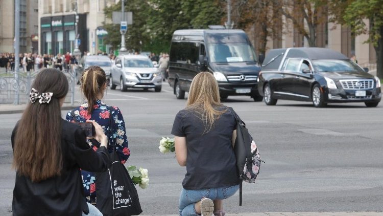 Ucranianos, parentes e amigos participam da cerimônia de despedida da falecida jornalista ucraniana Victoria Roshchyna na Praça da Independência, no centro de Kiev, Ucrânia, em 8 de agosto de 2025, em meio à invasão russa. Roshchyna desapareceu na Ucrânia controlada pela Rússia em agosto de 2023 e morreu em cativeiro na Rússia em 19 de setembro de 2024, de acordo com a Repórteres Sem Fronteiras (RWB), citando uma carta do Ministério da Defesa russo recebida por sua família em outubro de 2024. As circunstâncias de sua morte ainda estão sob investigação. EPA/SERGEY DOLZHENKO