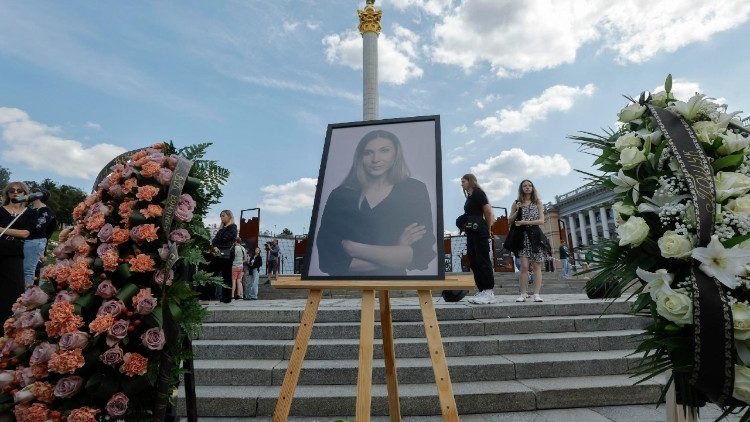 Ucranianos, parentes e amigos participam da cerimônia de despedida da falecida jornalista ucraniana Victoria Roshchyna na Praça da Independência, no centro de Kiev, Ucrânia, em 8 de agosto de 2025, em meio à invasão russa. Roshchyna desapareceu na Ucrânia controlada pela Rússia em agosto de 2023 e morreu em cativeiro na Rússia em 19 de setembro de 2024, de acordo com a Repórteres Sem Fronteiras (RWB), citando uma carta do Ministério da Defesa russo recebida por sua família em outubro de 2024. As circunstâncias de sua morte ainda estão sob investigação. EPA/SERGEY DOLZHENKO
