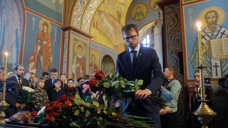 Ucranianos, parentes e amigos participam da cerimônia de despedida da falecida jornalista ucraniana Victoria Roshchyna na Catedral de São Miguel em Kiev, Ucrânia, em 8 de agosto de 2025, em meio à invasão russa. Roshchyna desapareceu na Ucrânia controlada pela Rússia em agosto de 2023 e morreu em cativeiro na Rússia em 19 de setembro de 2024, de acordo com a Repórteres Sem Fronteiras (RWB), citando uma carta do Ministério da Defesa russo recebida por sua família em outubro de 2024. As circunstâncias de sua morte ainda estão sob investigação. EPA/SERGEY DOLZHENKO