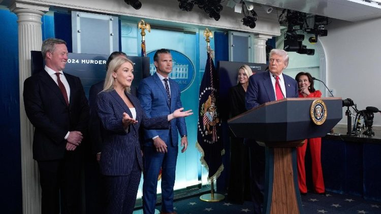 Il presidente Trump  incontra i media 