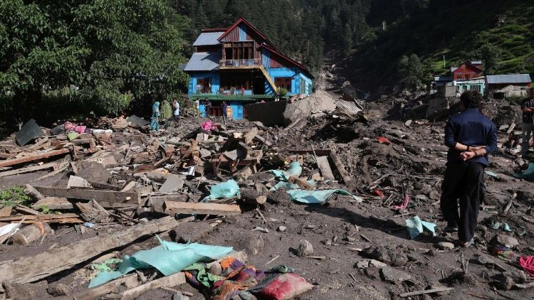 വെള്ളപ്പൊക്കത്തിൽ നശിച്ച വീടുകൾ 