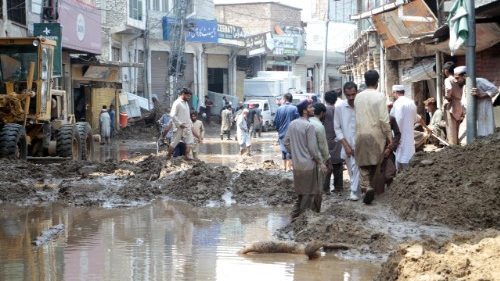Pope offers prayers for flood victims in Pakistan, Nepal and India