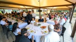 மதிய விருந்தின்போது ஏழைகளுடன் திருத்தந்தை