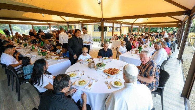 மதிய விருந்தின்போது ஏழைகளுடன் திருத்தந்தை