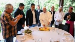 மதிய உணவு விருந்தின்போது ஏழைகளுடன் திருத்தந்தை