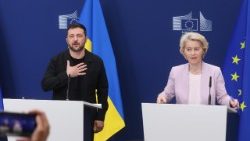 El presidente ucraniano Zelensky y la presidenta de la Comisión Europea, von der Leyen, en Bruselas antes de la reunión del Grupo de Voluntarios