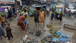 पाकिस्तान में बाढ़ के कारण जनजीवन पर प्रभाव