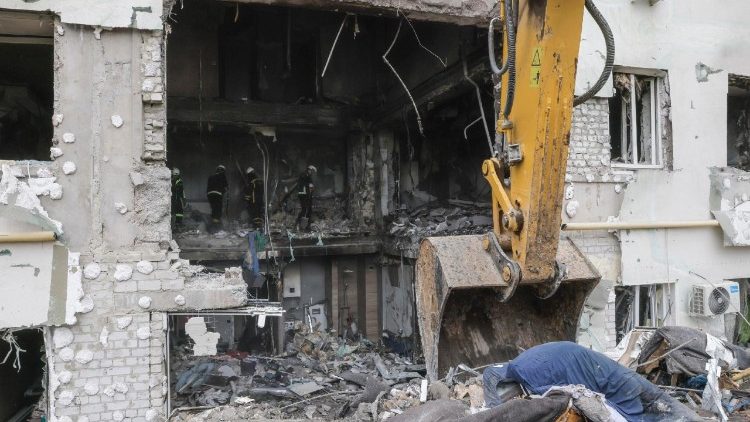 Equipes de resgate ucranianas trabalham no local de um ataque de drones a uma área residencial em Kharkiv, nordeste da Ucrânia, em 18 de agosto de 2025, em meio à invasão russa. Pelo menos sete pessoas, incluindo uma criança, morreram e dezenas ficaram feridas após um ataque noturno de drones russos a Kharkiv, de acordo com o Serviço Estatal de Emergência da Ucrânia (SES). EPA/YEVHEN TITOV