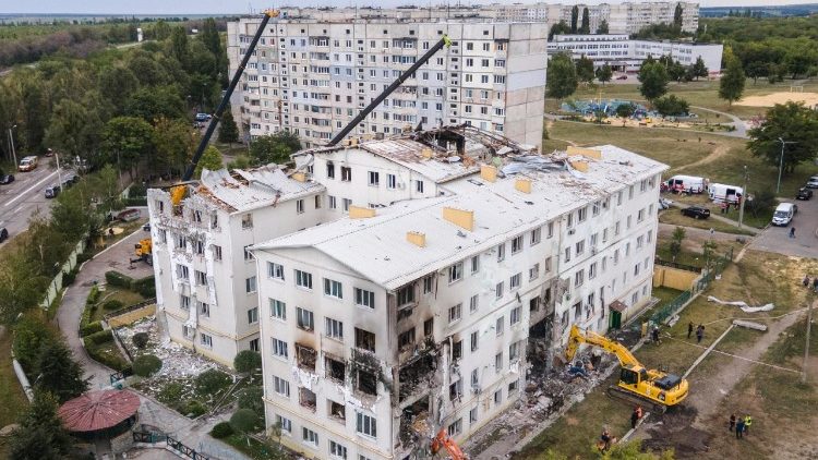 Equipes de resgate ucranianas trabalham no local de um ataque de drones a uma área residencial em Kharkiv, nordeste da Ucrânia, em 18 de agosto de 2025, em meio à invasão russa. Pelo menos sete pessoas, incluindo uma criança, morreram e dezenas ficaram feridas após um ataque noturno de drones russos a Kharkiv, de acordo com o Serviço Estatal de Emergência da Ucrânia (SES). EPA/YEVHEN TITOV