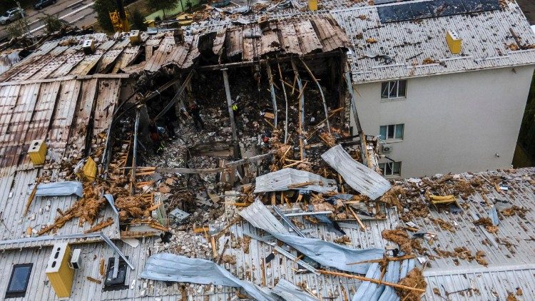 Equipes de resgate ucranianas trabalham no local de um ataque de drones a uma área residencial em Kharkiv, nordeste da Ucrânia, em 18 de agosto de 2025, em meio à invasão russa. Pelo menos sete pessoas, incluindo uma criança, morreram e dezenas ficaram feridas após um ataque noturno de drones russos a Kharkiv, de acordo com o Serviço Estatal de Emergência da Ucrânia (SES). EPA/YEVHEN TITOV