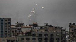 Humanitäre Hilfe regnet auf Gaza herab