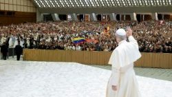 आमदर्शन समारोह में लोगों का अभिवादन करते संत पापा लियो 14वें