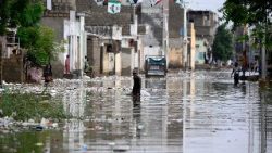 வெள்ளம் சூழ்ந்துள்ள பாகிஸ்தான் பகுதி 