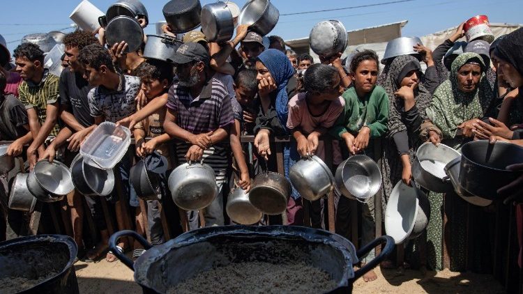 भोजन लेने का इंतजार कर रहे फिलीस्तीनी 