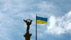 Le drapeau ukrainien flotte près du monument à l'Indépendance, construit en 2001 pour commémorer le dixième anniversaire de l'indépendance, dans le centre de Kiev, le 24 août 2025. 