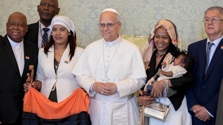 संत पापा लियो चागोस शरणार्थी समूह के संग