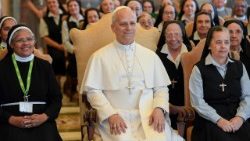 धर्मसंघियों के साथ पोप लियो 14वें