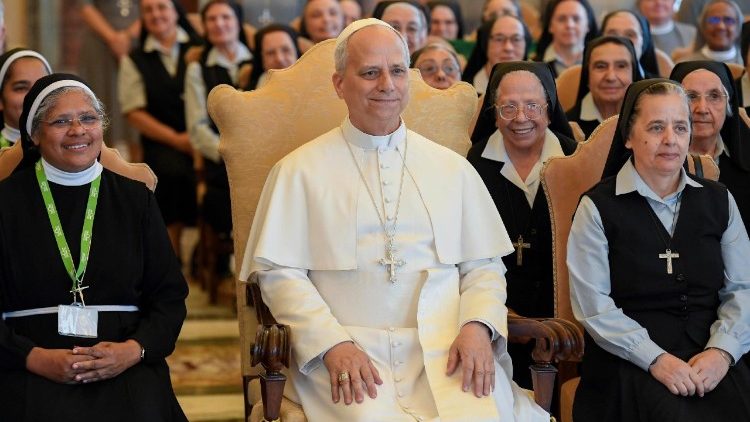 धर्मसंघियों के साथ पोप लियो 14वें