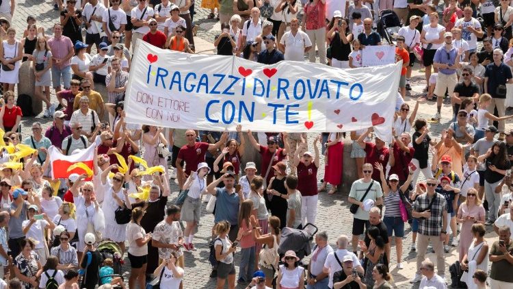 வத்திக்கான் வளாகத்தில் கூடியிருந்த மக்கள் 