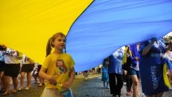 உக்ரைன் சுதந்திர தின விழாக் கொண்டாட்டத்தில் மக்கள்