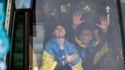 Alcuni dei 146 prigionieri ucraini scambiati con altrettanti russi nel recente accordo tra i due Paesi