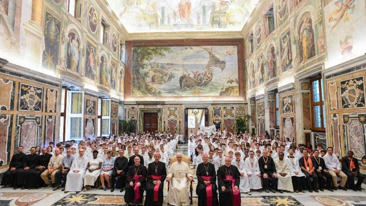 संत पापा लियो फांसीसी वेदी सेवकों के संग