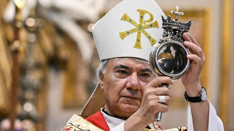 Huko Napoli kuyeyuka damu ya Mtakatifu Gennaro tukio la kila mwaka.