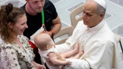 Papa Leoni XIV me një familje në audiencën e përgjithshme të 27 gushtit 2025