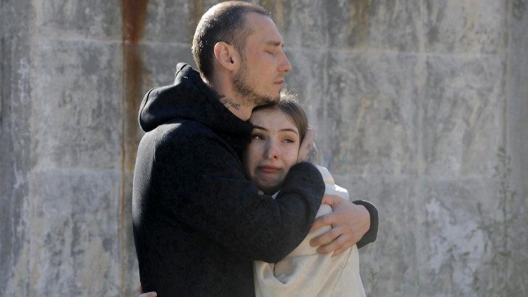 Moradores locais reagem no local de um ataque russo a um prédio residencial de cinco andares em Kiev, Ucrânia, em 28 de agosto de 2025, em meio à invasão russa em andamento. Pelo menos 14 pessoas morreram, incluindo 3 crianças, e 38 ficaram feridas em Kiev, enquanto a Rússia lançava um ataque noturno sobre a Ucrânia com 598 drones e 31 mísseis, de acordo com o Serviço de Emergência do Estado. EPA/SERGEY DOLZHENKO