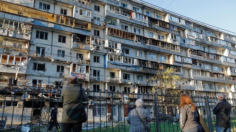 Un condominio colpito dai bombardamenti a Kyiv