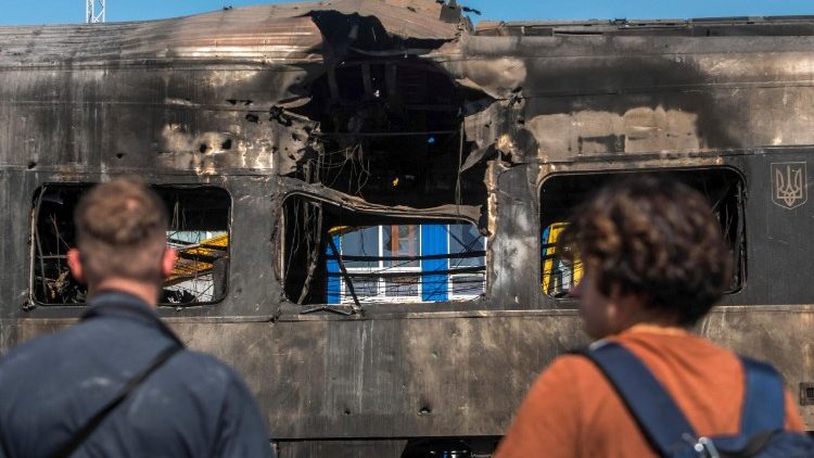 Pessoas observam um trem de passageiros de alta velocidade Intercity+ danificado em um ataque russo matinal em Kiev, Ucrânia, em 28 de agosto de 2025, em meio à invasão russa em andamento. A Rússia atacou a estação ferroviária Intercity e um entroncamento ferroviário em Kiev, danificando um trem, mas não causando ferimentos entre os trabalhadores da estação, que estavam em abrigos, de acordo com o presidente da Ukrzaliznytsia, Oleksandr Pertsovsky. Pelo menos 14 pessoas, incluindo três crianças, morreram e 38 ficaram feridas na capital, enquanto a Rússia lançava um ataque noturno com 598 drones e 31 mísseis, de acordo com o Serviço de Emergência do Estado. EPA/MAXYM MARUSENKO