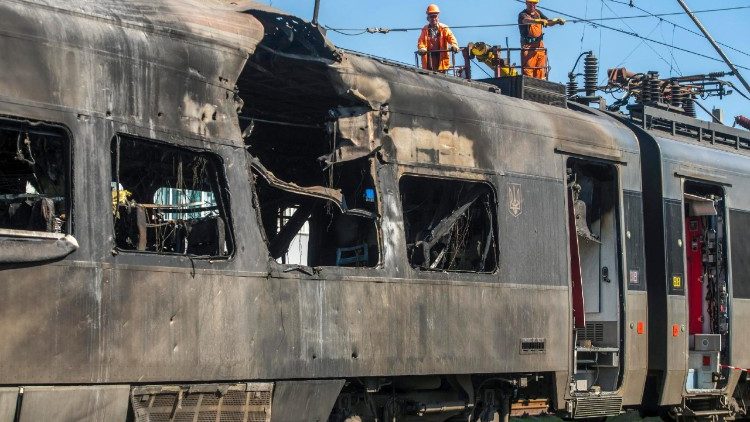 Ferroviários ucranianos trabalham em um trem de passageiros de alta velocidade Intercity+ danificado em um ataque russo matinal em Kiev, Ucrânia, em 28 de agosto de 2025, em meio à invasão russa em andamento. A Rússia atacou a estação ferroviária Intercity e um entroncamento ferroviário em Kiev, danificando um trem, mas não causando ferimentos entre os trabalhadores da estação, que estavam em abrigos, de acordo com o presidente da Ukrzaliznytsia, Oleksandr Pertsovsky. Pelo menos 14 pessoas, incluindo três crianças, morreram e 38 ficaram feridas na capital, enquanto a Rússia lançava um ataque noturno com 598 drones e 31 mísseis, de acordo com o Serviço de Emergência do Estado. EPA/MAXYM MARUSENKO