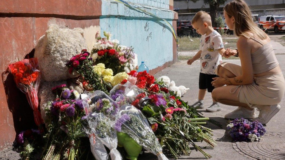 Ucranianos levam flores e brinquedos no local de ataque russo contra condomíno em Kiev, que matou 23 pessoas mortas, incluindo 4 crianças e mais de 50 feridos. 28 de maio de 2025. EPA/Sergey Dolzhenko