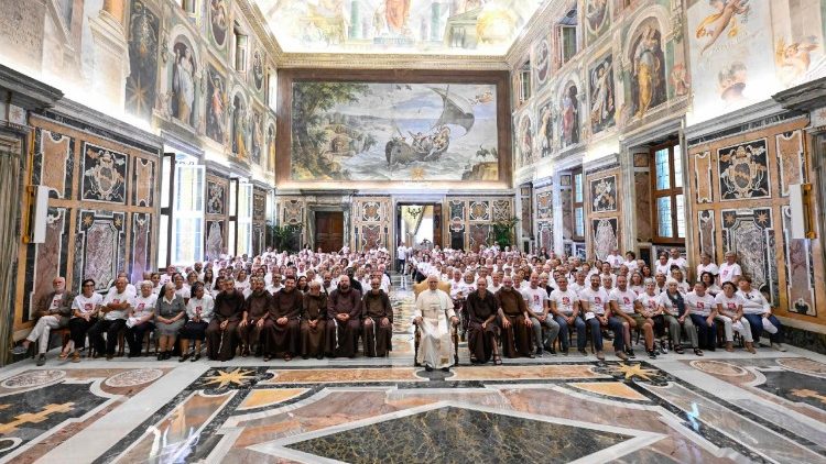 ஏழைகளுக்கான புனித பிரான்சிஸ் பணிக் குழுவினருடன் திருத்தந்தை 