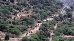 地震被害の深刻な地域への到達を試みるレスキュー隊の車列　2025年9月1日　アフガニスタン・クナール州