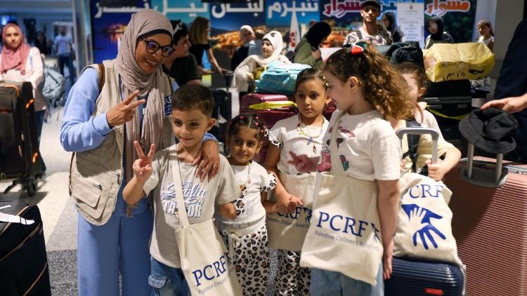 Các trẻ em Gaza bị thương được đưa đến Beirut chữa trị