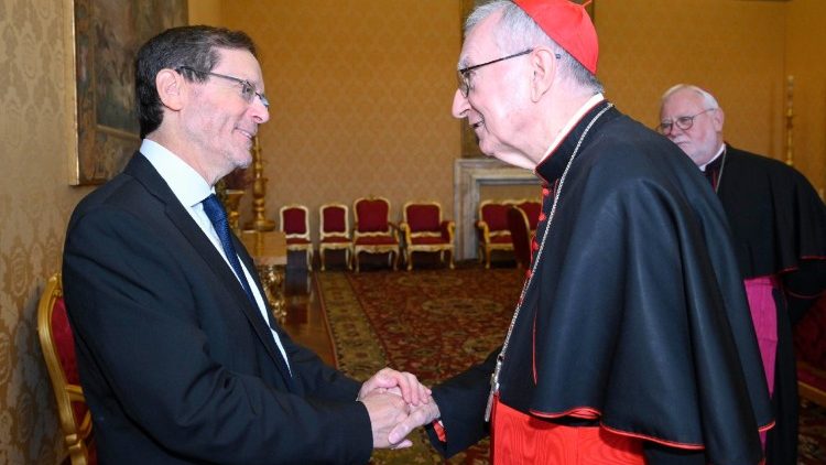 Vatikāna valsts sekretārs tiekas ar Izraēlas prezidentu Hercogu.