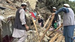 Nur sehr schwer kommen die Helfer voran.