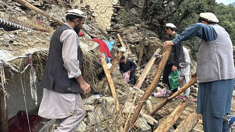 Nur sehr schwer kommen die Helfer voran.