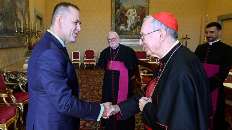 Parolin b&iacute;boros k&ouml;sz&ouml;nti a lengyel &aacute;llamfőt, Karol Tadeusz Nawrockit