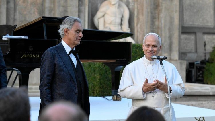 Archivbild: Im vergangenen September sang Andrea Bocelli (links) im Beisein von Papst Leo XVI.