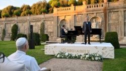 Papa Leone tra vigne e cavalli, inaugura il Borgo Laudato si'