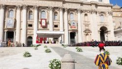 Mattarella a San Pietro per Acutis e Frassati santi