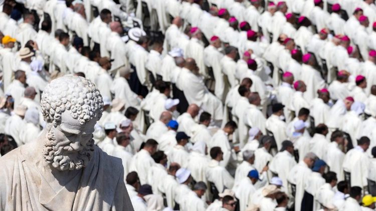 Bei einer Heiligsprechung auf dem Petersplatz in Rom