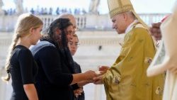 Familia ya Carlo Acutis wakisalimiwa na Papa Leo XIV wakati wa Misa kutangazwa kwa Carlo Acutis.