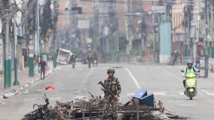 Um oficial do Exército nepalês patrulha as ruas de Katmandu, Nepal, em 10 de setembro de 2025, após manifestações violentas que destruíram importantes prédios governamentais, incluindo o Parlamento e a Secretaria de Governo, Singha Durbar. O protesto, que começou em 8 de setembro, foi liderado por um grupo de jovens que se identificam como Geração Z, contra a corrupção e a proibição de redes sociais imposta pelo governo. EPA/NARENDRA SHRESTHA