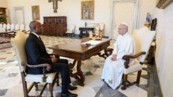 दोमिनिका राष्ट्रमंडल के प्रधानमंत्री रूजवेल्ट स्केरिट और संत पापा लियो 14वें