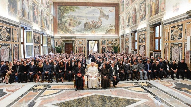 மனித உடன்பிறந்த உணர்வு குறித்த உலகளாவியக் கூட்டத்தின் பங்கேற்பாளர்கள் உடன் திருத்தந்தை